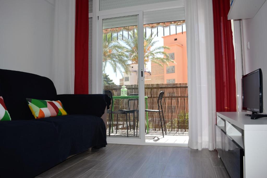Televízia a/alebo spoločenská miestnosť v ubytovaní Apartamento Flamingo Beach