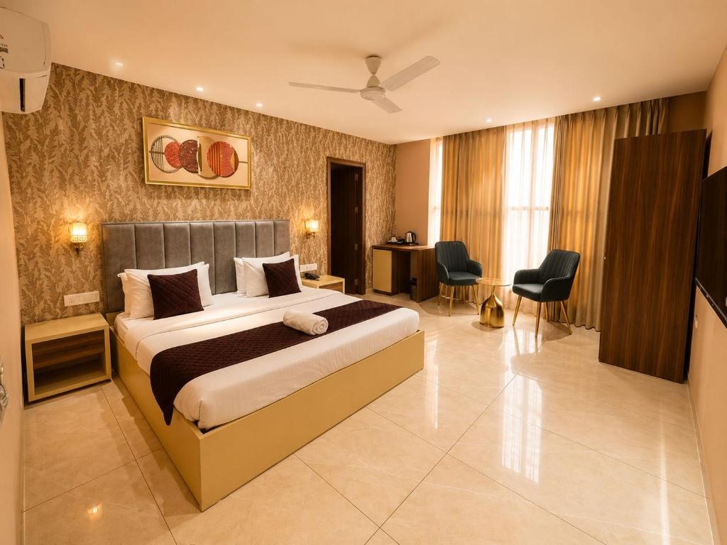 ein Schlafzimmer mit einem großen Bett in einem Zimmer in der Unterkunft Hotel Supreme Regency in Ludhiana