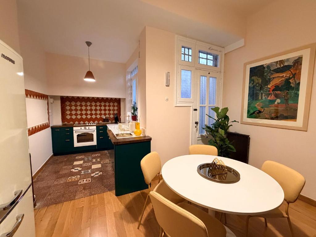 Timeless Athenian Apartment