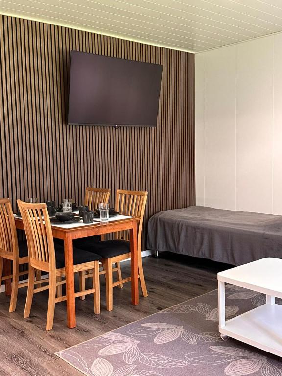 ein Esszimmer mit Tisch und Stühlen und einem Bett in der Unterkunft Asemaseutu in Lapinlahti