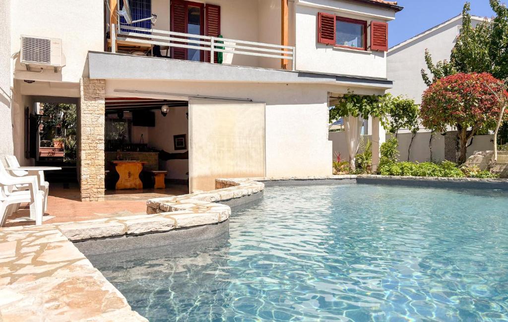 Stunning Apartment In Fazana