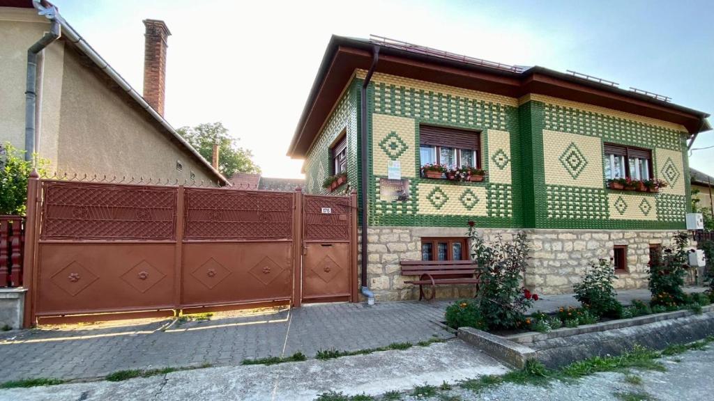 a house with a fence in front of it at Golyafeszek Vendeghaz in Sîncraiu