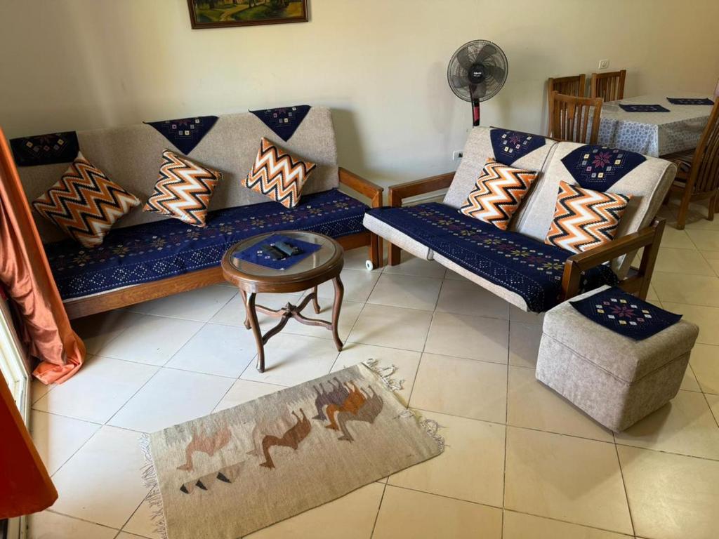 a living room with a couch and a table at Jhvfgt in Dawwār al Ḩajj Aḩmad
