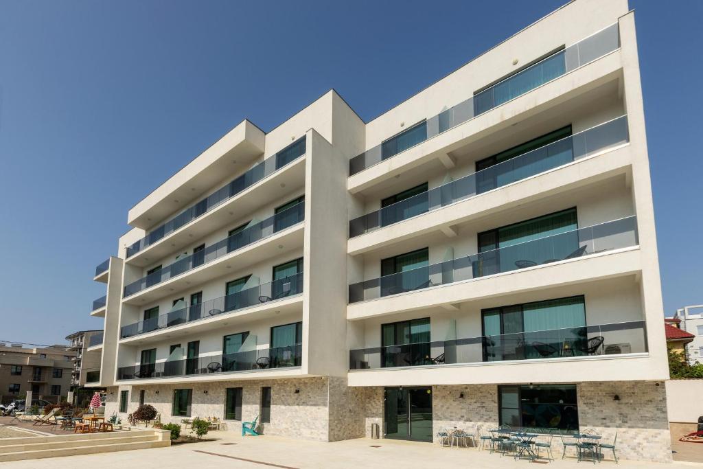 an image of a white building at d'Eric Mamaia Nord in Mamaia Sat/Năvodari