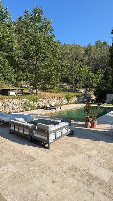 a couple of beds sitting next to a lake at suite romantique jacuzzi & piscine privée en pleine forêt in Saint-Zacharie
