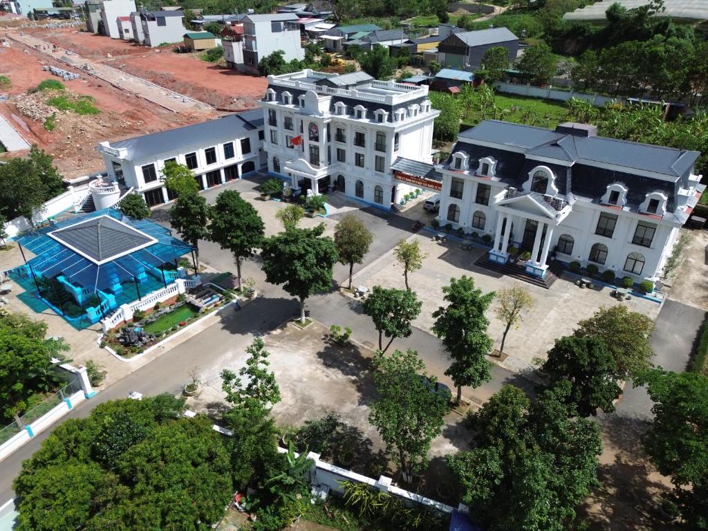 an aerial view of a large white building at Nhà khách 705 in Mộc Châu