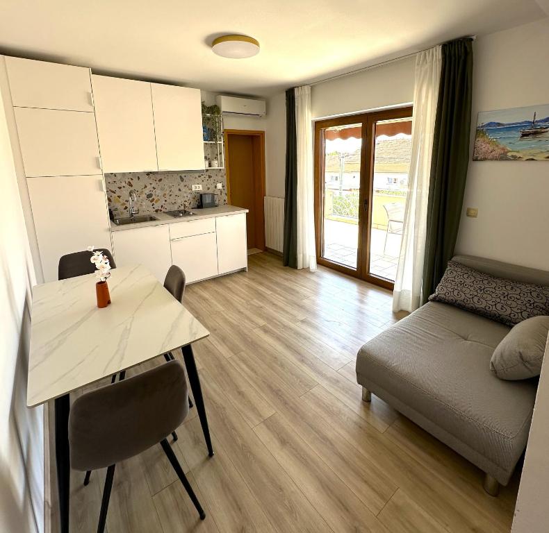 a living room with a table and a couch at Apartment Dalmare in Biograd na Moru