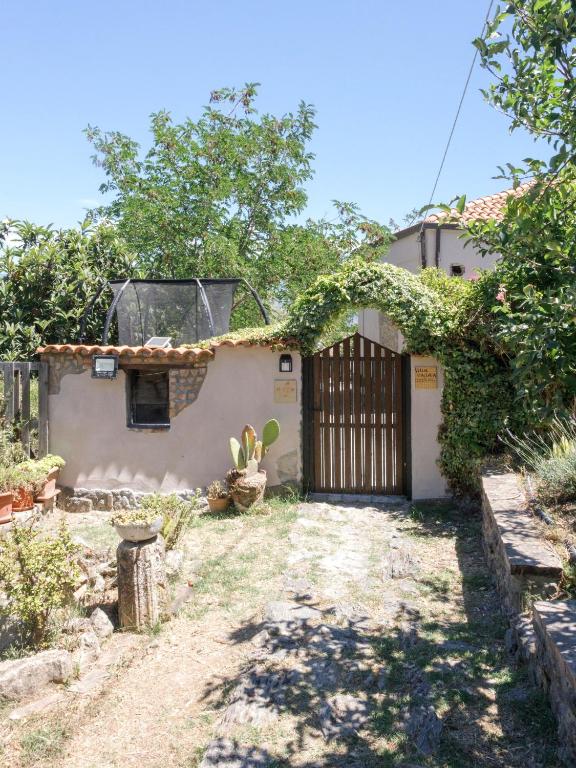 an old house with a gate in the yard at Villa Valeria in San Floro