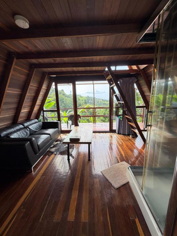 a living room with a couch and a table at Cabaña en Jericó in Jericó