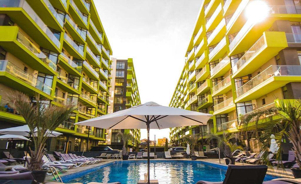 Azizi Luxury Family Apartment - Resort Piscina Plaja Centru Spa Alezzi