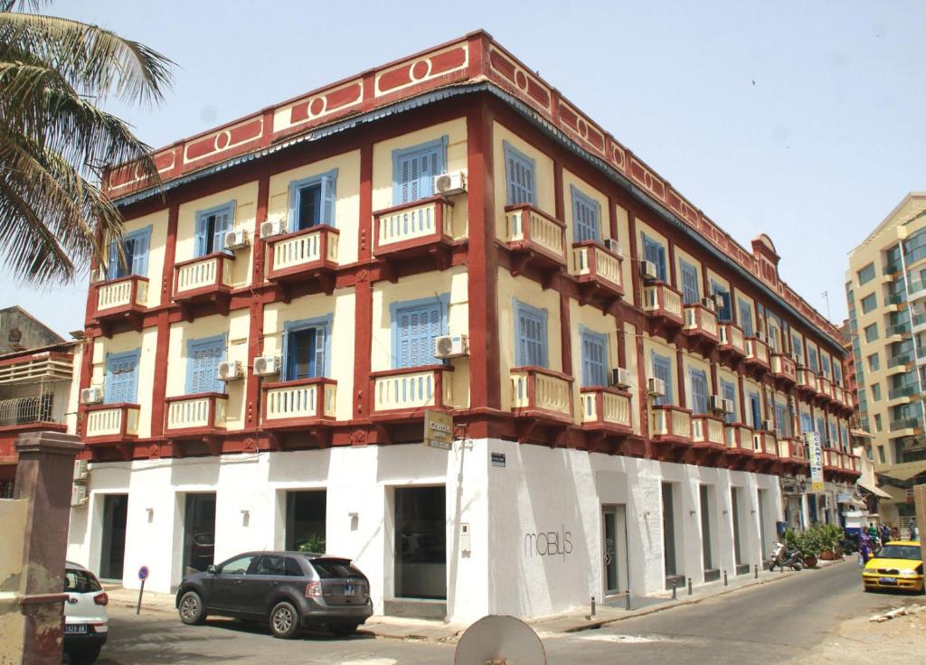 ein Gebäude am Straßenrand in der Unterkunft Hôtel Oceanic in Dakar