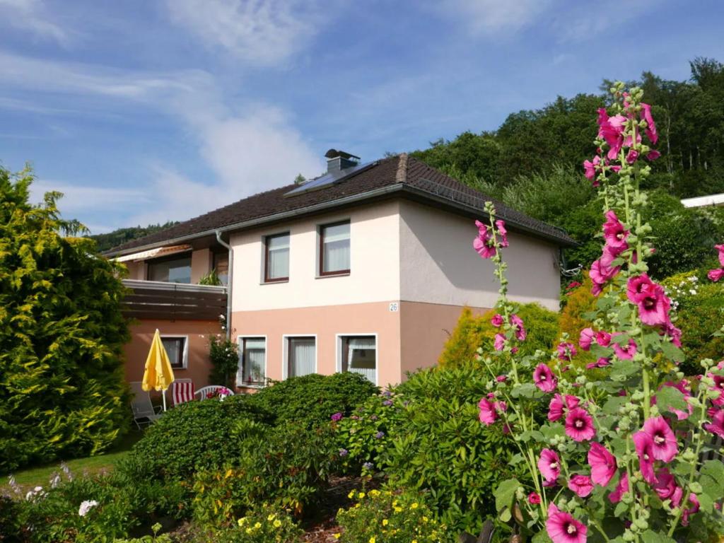 a house with pink flowers in front of it at Uta Arneke in Bodenwerder