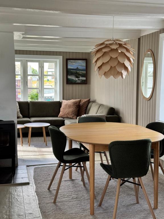 ein Wohnzimmer mit einem Tisch und einem Sofa in der Unterkunft Vikanhuset in Andenes