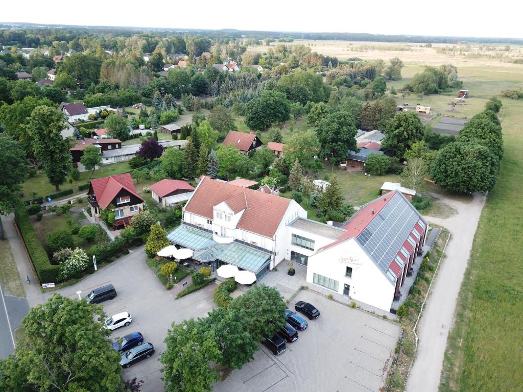 an aerial view of a house with a parking lot at Flair Hotel Reuner in Zossen
