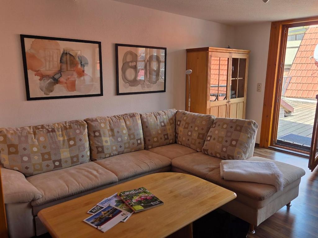 a living room with a couch and a coffee table at Ferienwohnung Saskia in Hammelburg