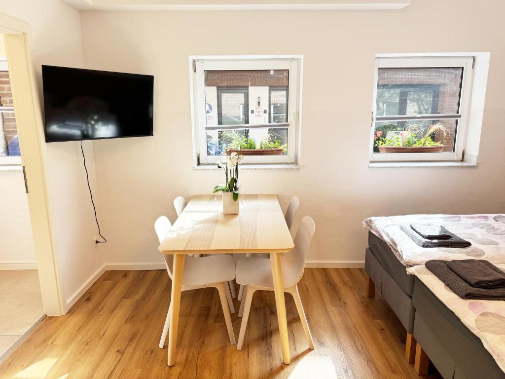 a small room with a table and a bed at Apartment "New York - Prag" in Korschenbroich