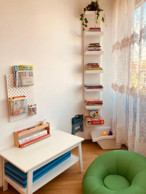 a childs room with a table and a green chair at Casa Di Luce con Parcheggio Privato Interno Gratuito in Montesilvano