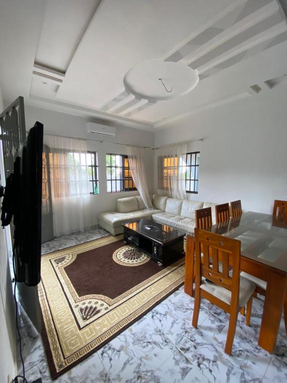 a living room with a couch and a table at Le cozy in Abomey-Calavi