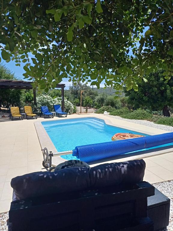 a swimming pool with a blue pool at B&B Casa Flamenga in Alte