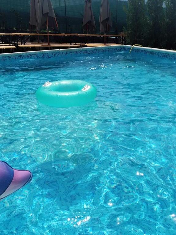 a green toy in a blue swimming pool at Casa Alfio in Centobuchi