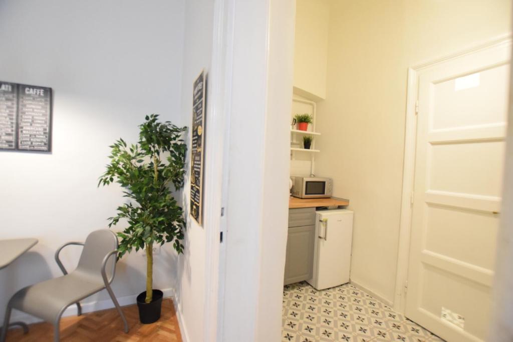 A kitchen or kitchenette at Standard Apartment by Hi5 - Chainbridge