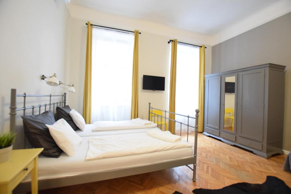 A bed or beds in a room at Standard Apartment by Hi5 - Chainbridge