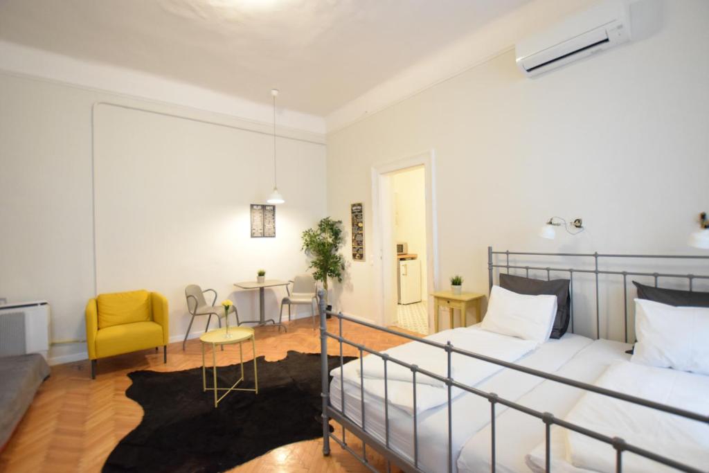 A bed or beds in a room at Standard Apartment by Hi5 - Chainbridge