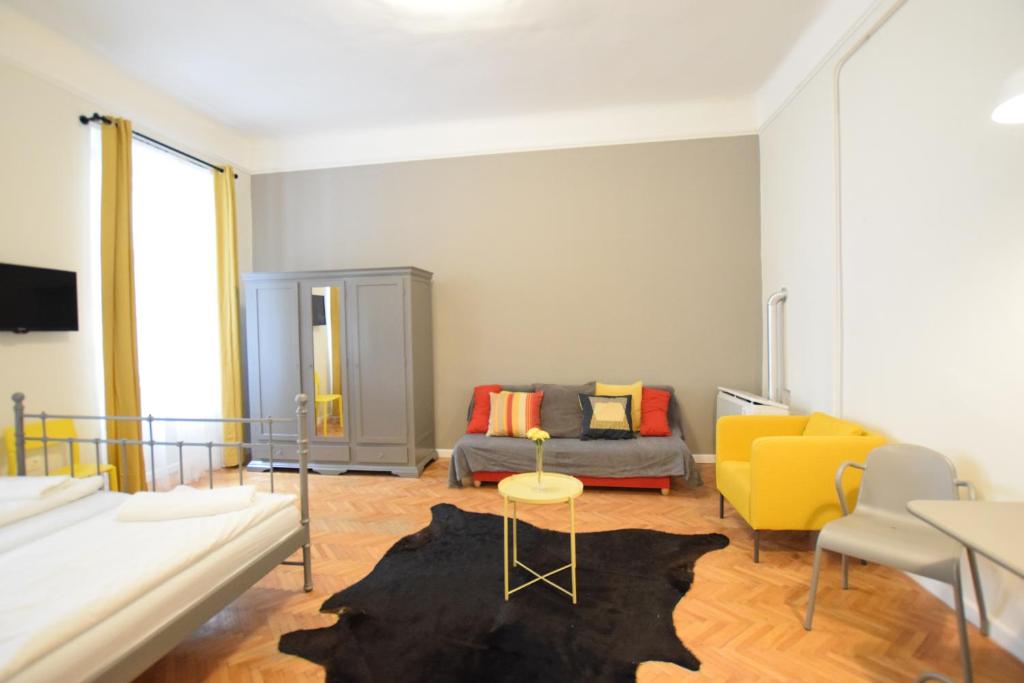 A bed or beds in a room at Standard Apartment by Hi5 - Chainbridge