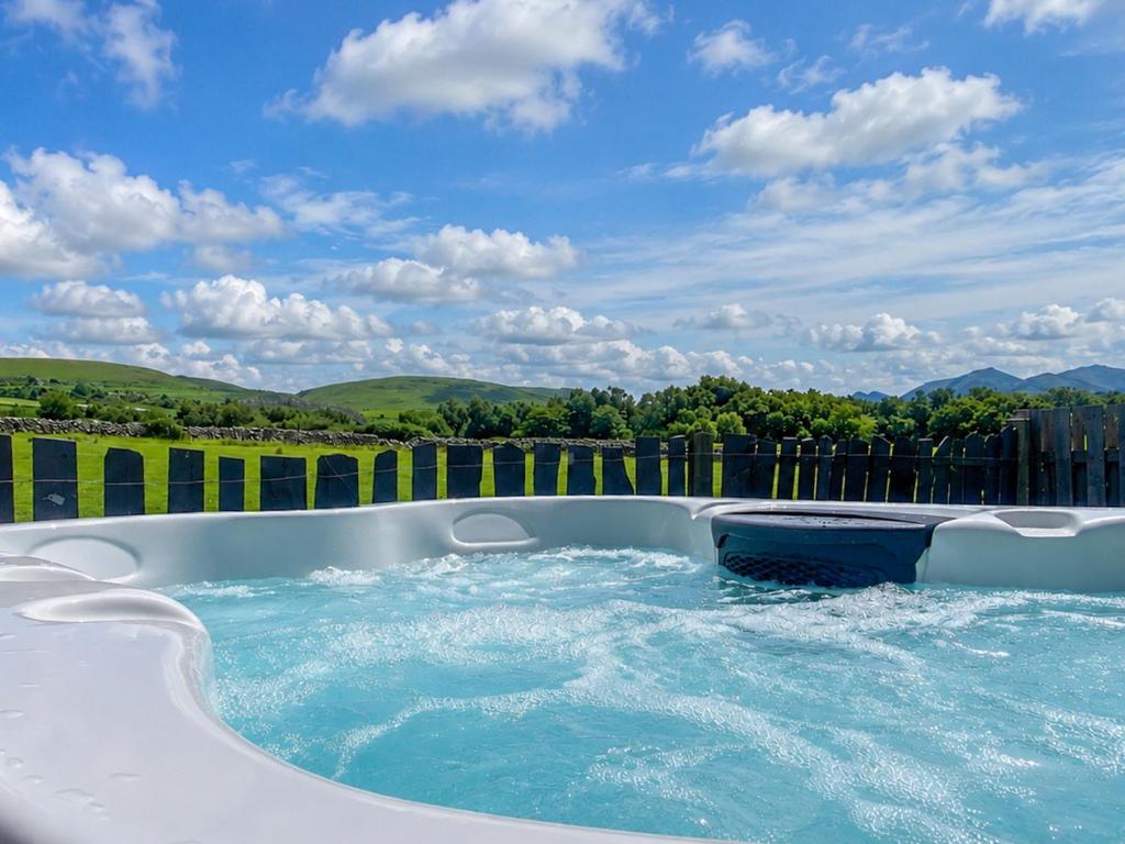 a jacuzzi tub with a view of the mountains at Y Gorlan - Uk6403 in Llanllechid