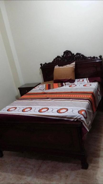 a bed in a room with at Sharqeh apartment in Sintrīs