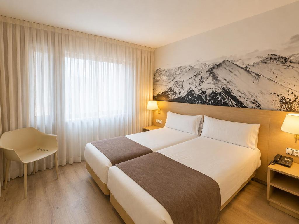 Ein Hotelzimmer mit einem Bett und einem Gemälde von Bergen in der Unterkunft Zenit Diplomatic in Andorra la Vella