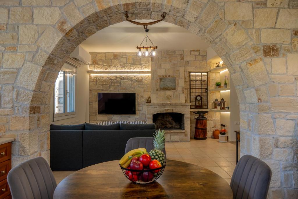 Casa Di Tzaki Stone House with Fireplace, Garden & BBQ