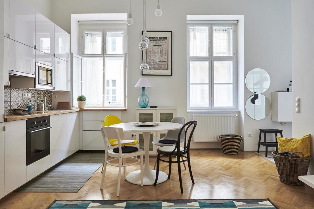A kitchen or kitchenette at Standard Apartment by Hi5 - Chainbridge