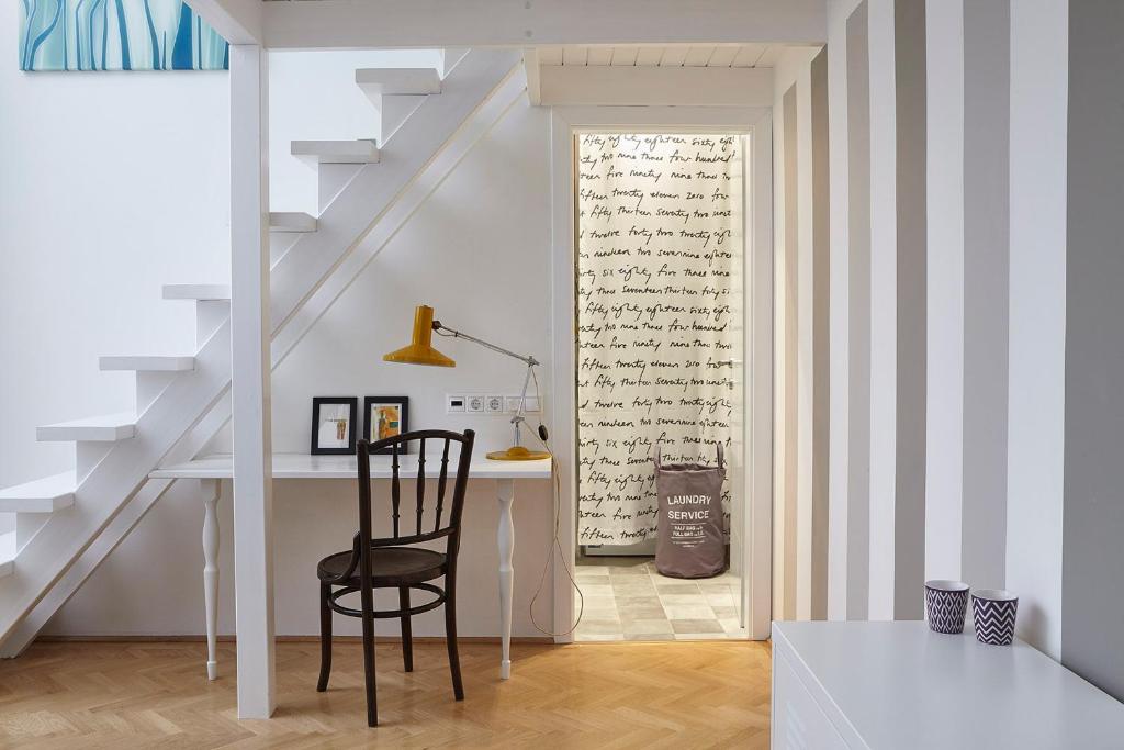 A seating area at Standard Apartment by Hi5 - Chainbridge