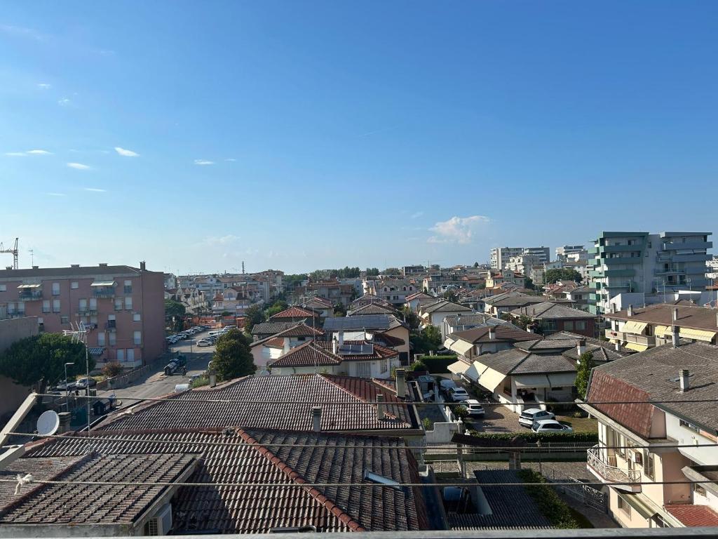 a view of a city with buildings and roofs at appartamento 4 piano in Chioggia