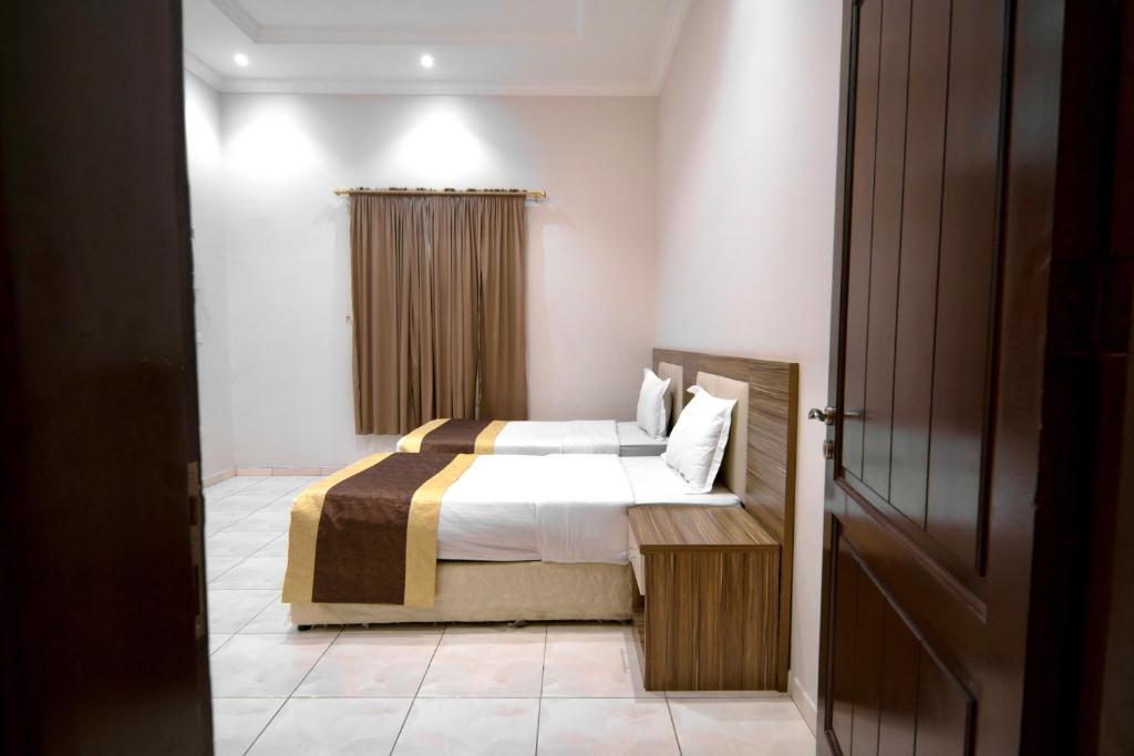 a bedroom with a bed with white sheets and pillows at شقق شاطئ الواحة in Jeddah