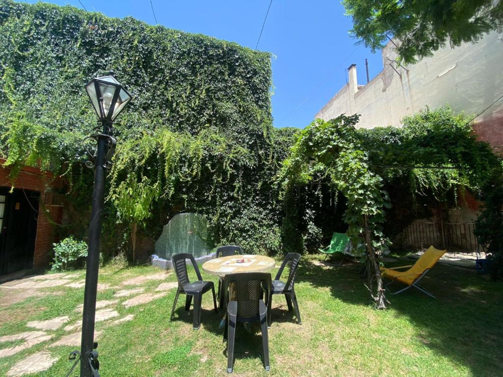 a table and chairs in a yard with a lamp at Casa LYON in Barraquero