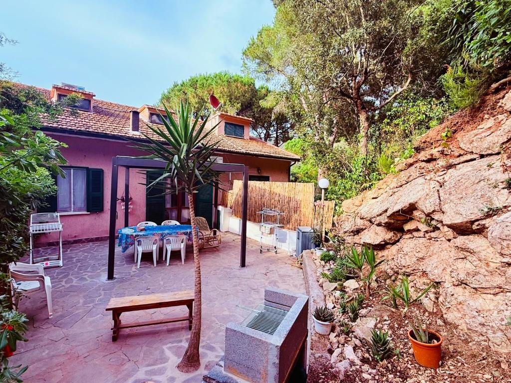 a house with a patio with a table and chairs at Appartamento elba da Susanna in Portoferraio