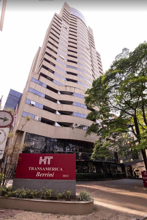 a tall building with a sign in front of it at Flat Fabuloso Hotel Berrini in São Paulo
