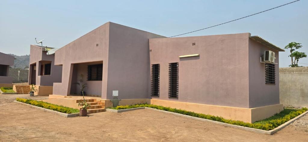 a large building with aermottermottermott at Mailos Accommodation in Songo