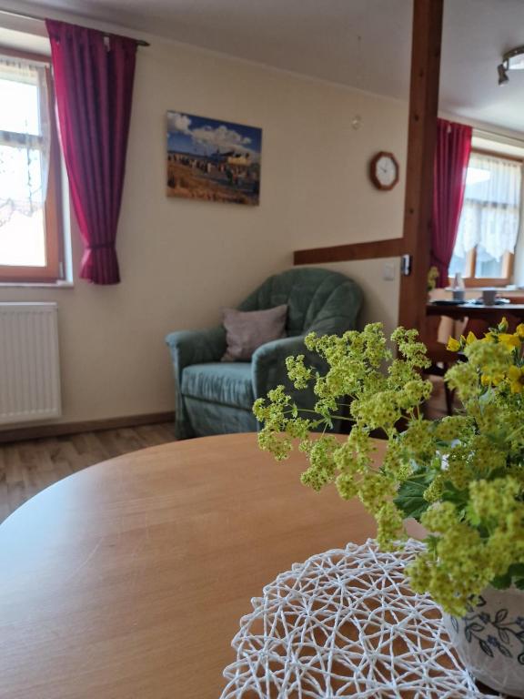 a living room with a table and a couch at Ferienwohnung am Chemnitztalradweg in Taura