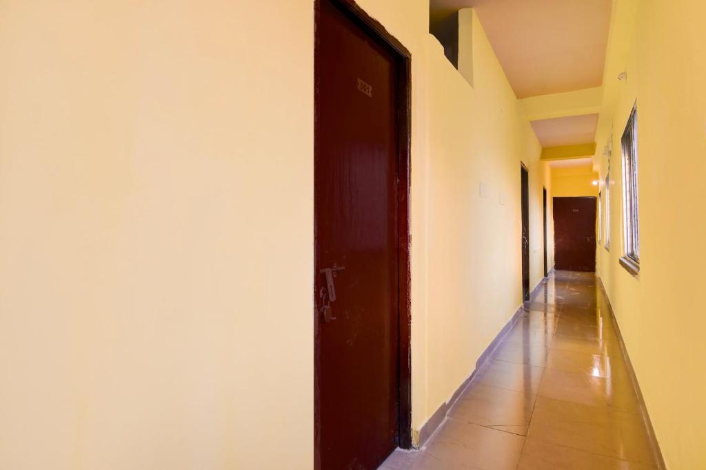 an empty hallway with a door and a floor at HOTEL O THE INFINITY in Jādabpur