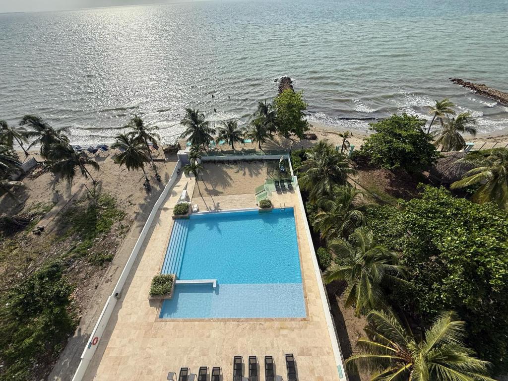 an overhead view of a swimming pool next to the beach at Magico Apartamento Frente al Mar 3 Habitaciones TR72 in Guayabal