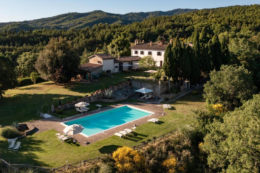 an aerial view of a villa with a swimming pool at Agriturismo Podere Pietraluna in Città di Castello
