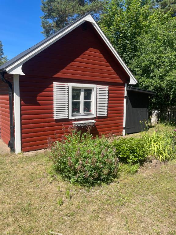 a red house with a window on the side of it at Röda huset in Åhus