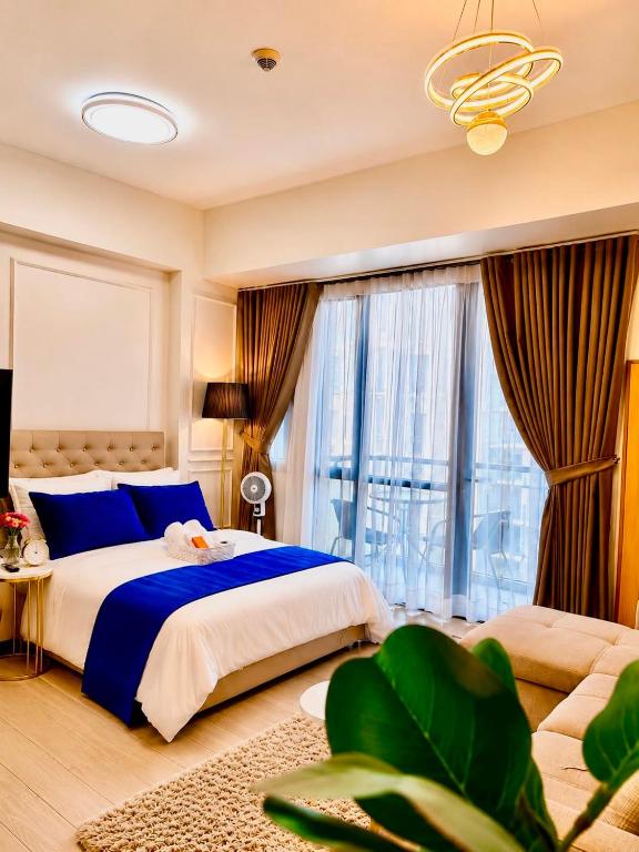 a bedroom with a large bed and a large window at Yssabelle's Homestay in Sampong