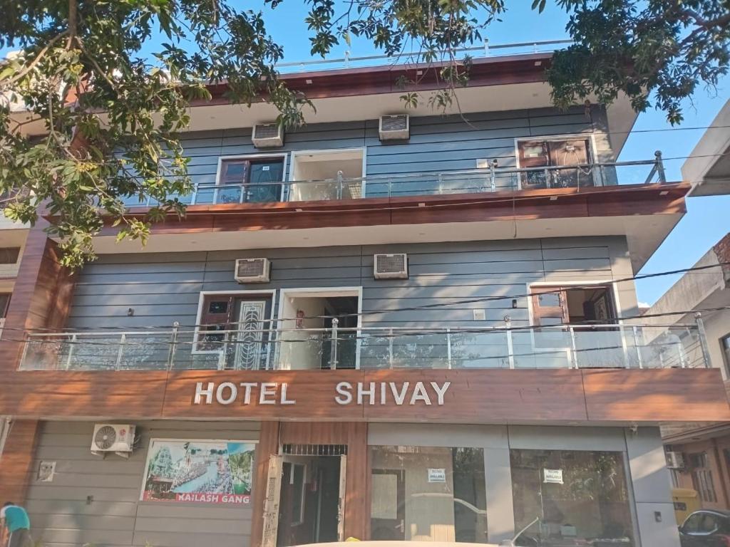 a hotel shivalaya building with a balcony at Hotel Shivay in Haridwār