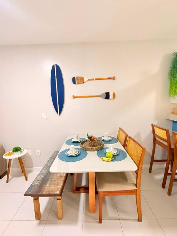 a dining room with a table and chairs at FLAT MANDAI PREMIUM - Cabo Frio in Cabo Frio