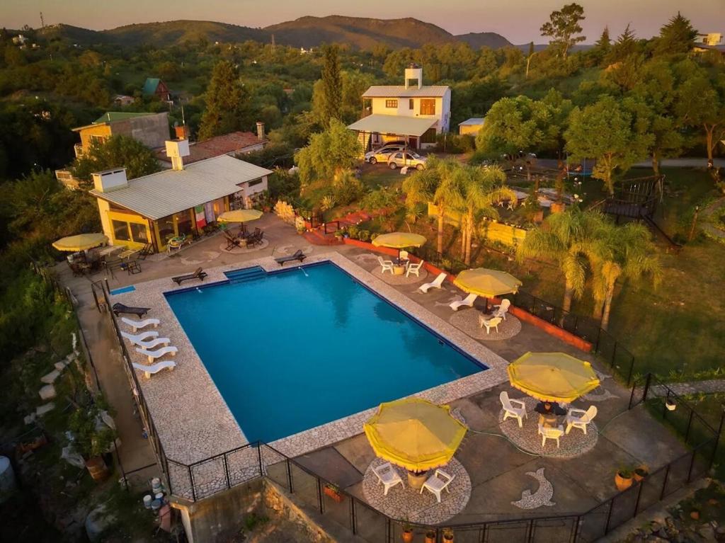 an overhead view of a swimming pool with umbrellas at cabañas aleli in Embalse