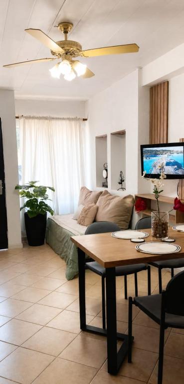 a living room with a couch and a table at Caelum House Apartamento Con cochera in Rafaela